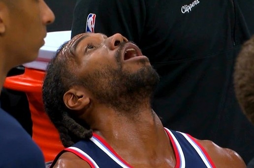 kaiyun-单核累坏了！小卡被打到眼睛 坐在替补席看球馆上方大屏幕回放