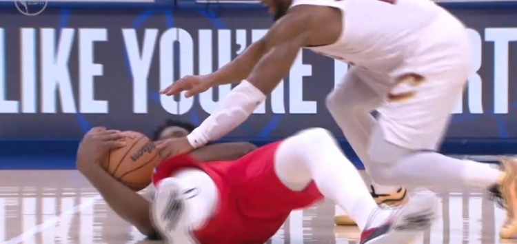 kaiyun-这就是态度！恩比德倒地与多名骑士球员争球